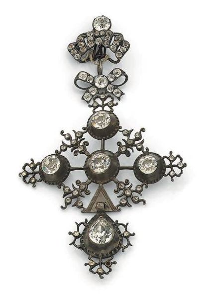 null Croix de Saint-Lô en argent (800 ‰) sertie de pierres du Rhin.
Hauteur: 9,2...