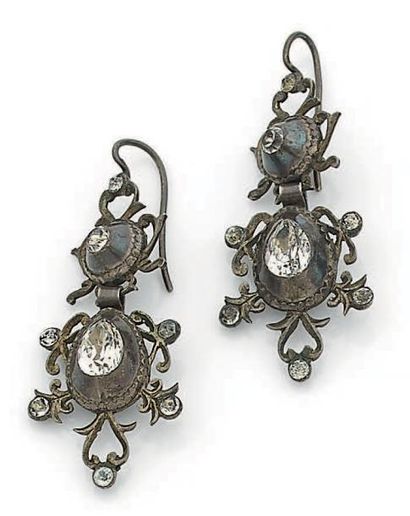 null Paire de boucles d'oreilles en argent (925 ‰) chacune est sertie clos de pierres...