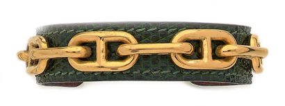 HERMES Bracelet en cuir de lézard teinté vert rehaussé d'une maille chaîne d'ancre...