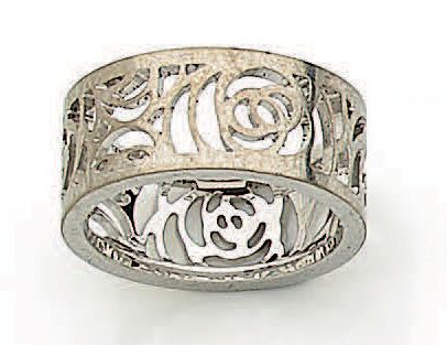 CHANEL Modèle Camélia
Bague en forme d'anneau ajouré de motifs de camélia en or blanc...