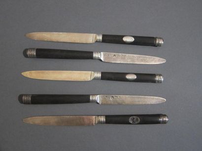 null Cinq couteaux à fruit lame argent, manche bois noir.
Fin XVIIIe siècle.
Poids...