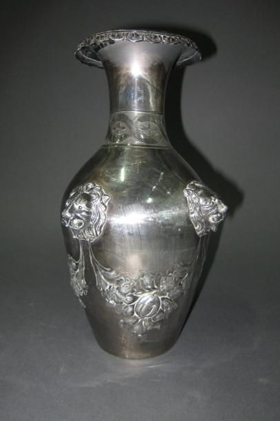 null Vase balustre en métal argenté à décor de bouquet et grenade, prises en mufles...