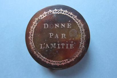 null Boîte ronde en écaille incrustée d'or gravé d'une devise : "Donné par amitié"

XIXème...