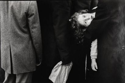 Chaim KANNER (1943-2002) Petite fille dans les bras de son père. New York, 1987.
Tirage...