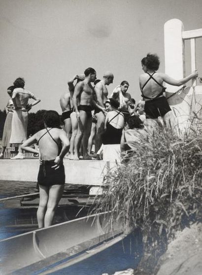 André PAPILLON (1910-1969) Journée à la piscine. Région Parisienne. c.1936. Ce cliché...