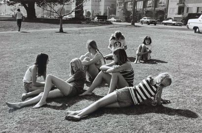 Chaim KANNER (1943-2002) Jeunes filles sur pelouse. Oakland, 1977.
Tirage argentique...