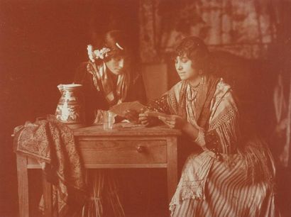 Photographe pictorialiste Liseuse de bonne aventure, c.1910. Elégant tirage pigmentaire.
230...