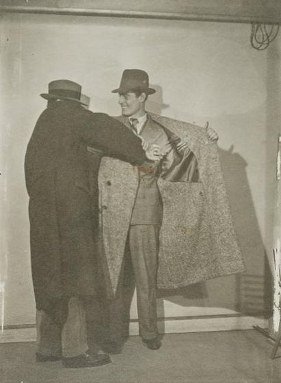Paul MARTIAL (act.1928-1960) Photo publicitaire pour poche antivol. c.1930.
Tirage...