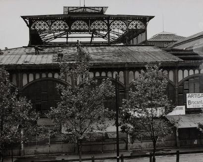 Serge de SAZO (1915-2012) Des ouvriers démontent le toit du Pavillon Baltard, lors...