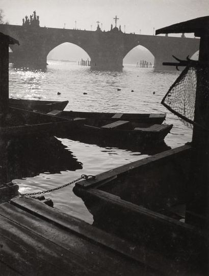 Karel Ludwig (1919-1977) Vue du pont Charles. Prague, 1947.
Tirage argentique d'époque....