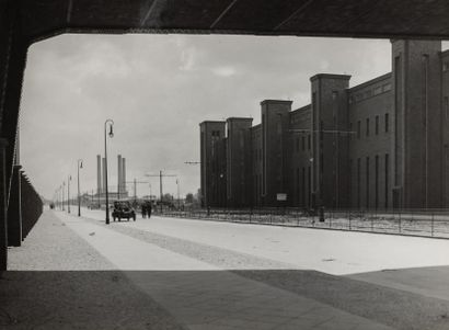 Conrad LANGE (XX) Under the bridge.
Allemagne, c.1928.
Tirage argentique d'époque.
172...