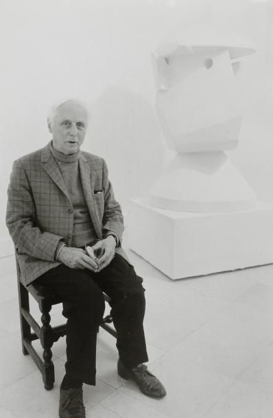 Jean Lattes (1917-1996) Max Ernst devant l'une de ses sculptures lors de son exposition...