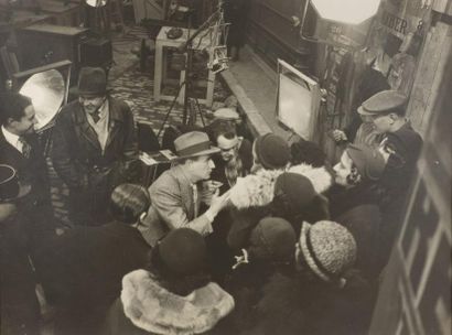 Photographe de tournage Jean Dreville sur le tournage de "Pomme d'amour". 1932.
Tirage...