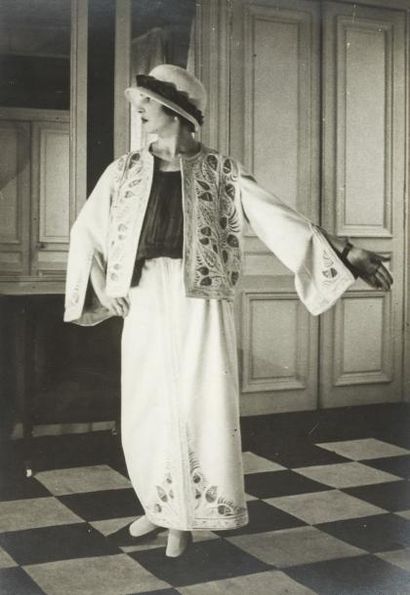 Photographe pour Paul Poiret "Colonne", 1923.
Tirage argentique d'époque.
174 x 122...