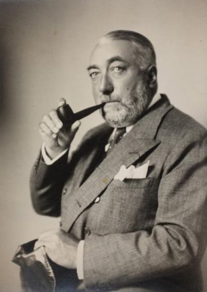 Boris LIPNITZKI (1887-1971) Portrait du couturier Paul Poiret à la pipe, 1931.
Photographie...