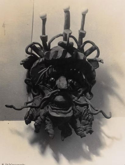 Henry de WAROQUIER (1881-1970) Tête grotesque avec effet d'ombre. 1934.
Signé, daté...