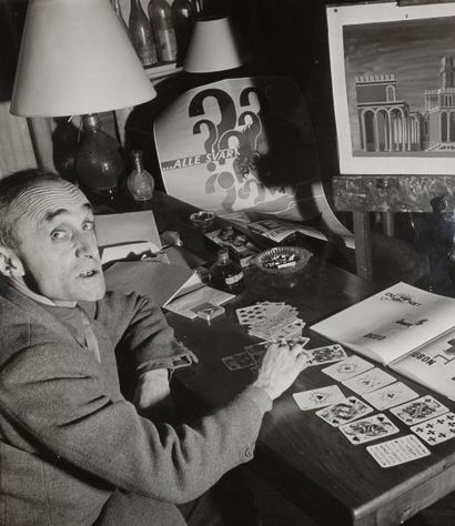 IZIS (1911-1980) L'artiste Cassandre jouant aux cartes, c.1960.
Tirage argentique...
