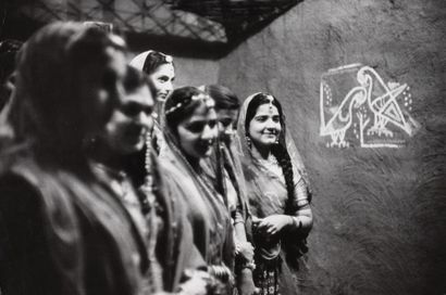 ERNST SCHEIDEGGER (1923-2016) Groupe de femmes en sari. Inde, c.1957.
Cliché faisant...