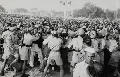 ERNST SCHEIDEGGER (1923-2016) Policiers indiens contenant une manifestation. Inde,...