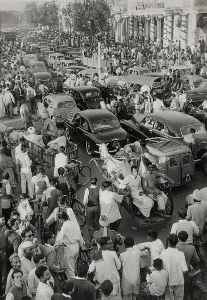 ERNST SCHEIDEGGER (1923-2016) Embouteillages dans une ville indienne. Inde, c.1957.
Cliché...