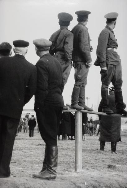 DAVID DOUGLAS DUNCAN (1916) Spectateurs de verso à l'hippodrome de Moscou, 1958.
Tirage...
