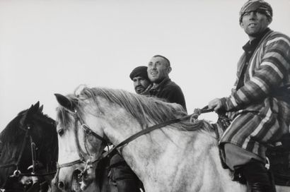 DAVID DOUGLAS DUNCAN (1916) Trois cavaliers à l'hippodrome de Moscou, 1958.
Tirage...