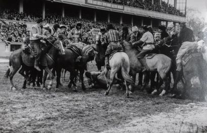 DAVID DOUGLAS DUNCAN (1916) Mêlée de chevaux montés à l'hippodrome de Moscou, 1958.
Tirage...