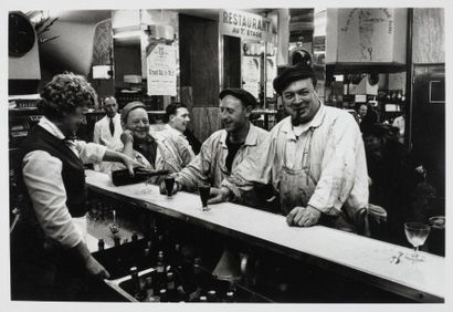 Jean-Philippe Charbonnier (1921-2004) Groupe d'hommes buvant au comptoir d'un café....