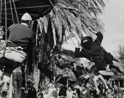 Peter THOMANN (1940) Manège à Marrakech, Maroc. c.1960
Tirage argentique d'époque.
240...