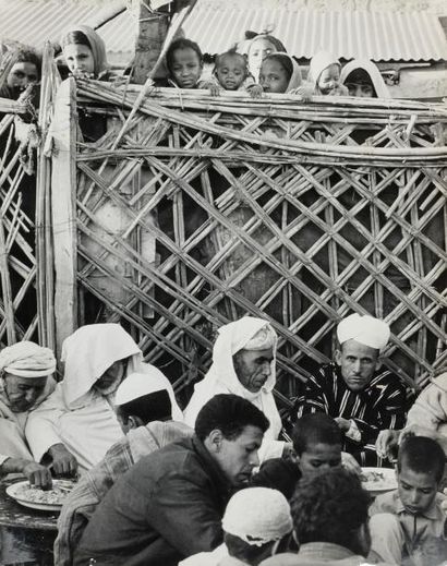 Peter THOMANN (1940) Berbères de l'Anti-Atlas lors d'un banquet de mariage.
Les femmes...