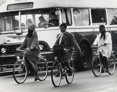 Peter THOMANN (1940) Trois femmes à vélo. Marrakech, Maroc. c.1960.
Tirage argentique...