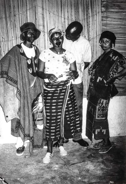 Malick Sidibé (1936-2016) En couple. Mali, 1970.
Tirage argentique tardif.
352 x...