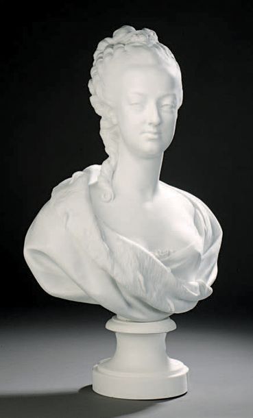 SÈVRES Buste de Marie-Antoinette
Biscuit de porcelaine.
Marqué.
H. 63 cm