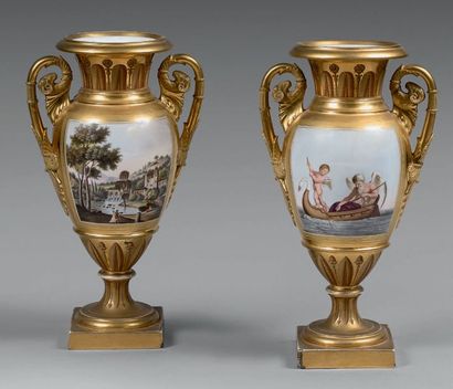 PARIS Paire de vases de forme balustre en porcelaine à décor polychrome sur une face...