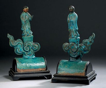 CHINE - Epoque MING (1368-1644) Paire de tuiles faîtières en grès émaillé bleu turquoise,...