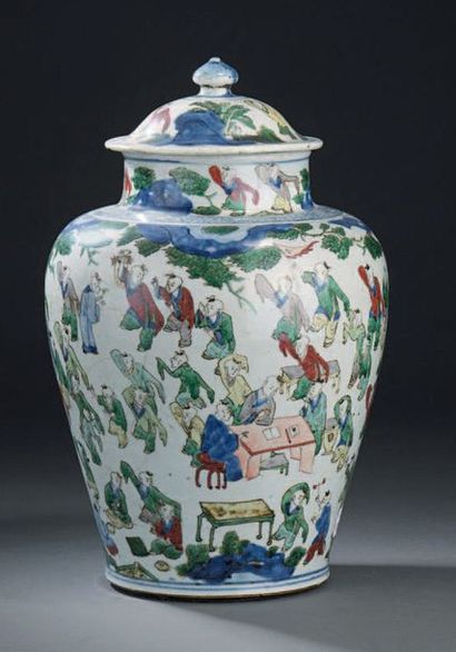 CHINE - PÉRIODE TRANSITION, XVIIE SIÈCLE Vase couvert de forme balustre en porcelaine...
