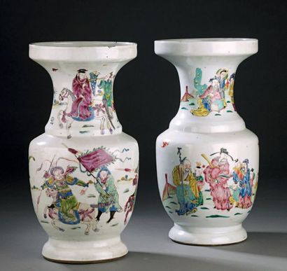 CHINE - Époque YONGZHENG (1723-1735) Deux vases pouvant former paire de forme balustre...