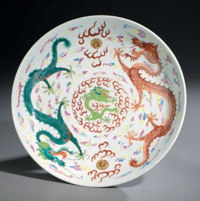 CHINE - XIXe siècle Plat en porcelaine décorée en émaux polychromes de deux dragons...