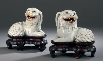 CHINE - FIN XVIIIE SIÈCLE Paire de pékinois en porcelaine émaillée blanche, couchés,...