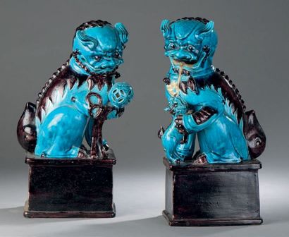 CHINE - XIXe siècle Paire de grands chiens de Fô en grès porcelaineux à glaçure turquoise...