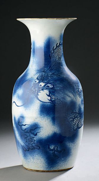 CHINE - XIXe siècle Vase à col évasé en porcelaine décorée en bleu sous couverte...