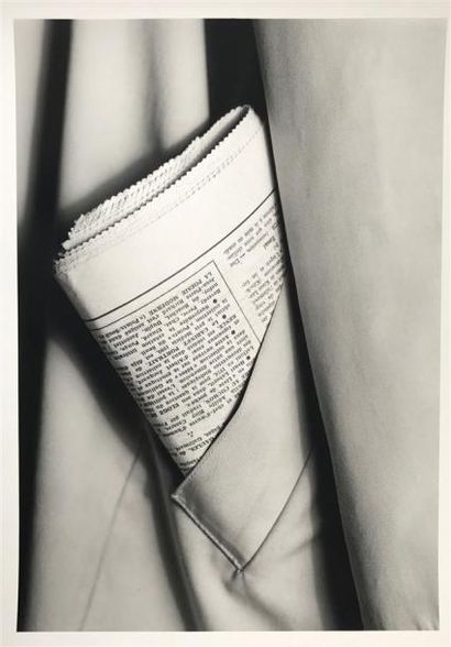 PHOTOGRAPHIES Albert Giordan (né en 1943).

Composition au journal plié dans la poche,...