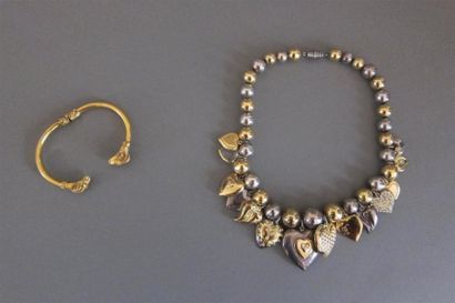 null Anonyme : Lot composé d'un collier en métal doré, argenté en perle orné de charm's...