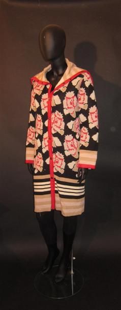 null M by Missoni : Manteau en lainage à motif de rose sur fond noir et rayures,...