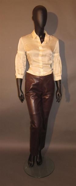 null Frank NANANI et VICTOIRE: Lot composé de deux pantalons en cuir, l'un noir,...