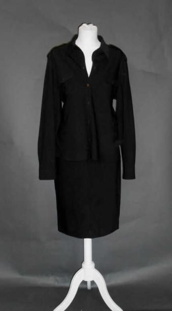 null GIVENCHY BOUTIQUE

Tailleur jupe noir

(T 42)

On y joint : 

CERRUTI 1881 :...