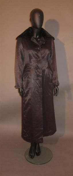 null Roméo GIGLI, circa 1980-1985 : Manteau du soir en satin marron à intérieur en...