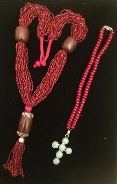 null Anonyme, MMA : Lot composé :

d'un collier multi rangs de perles rouges, retenant...