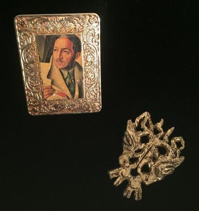 null Alexis LAHELLEC Paris, Jacques LIPCHITZ : Lot en métal doré composé d'un portrait...
