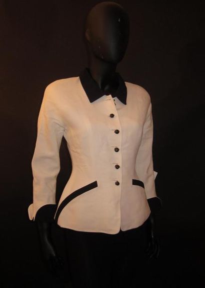 null Nina RICCI édition Boutique, FENDI 365 : Lot de deux vestes bicolores blanches...